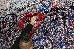 Kalkwand mit Text und Herz und linkem Arm